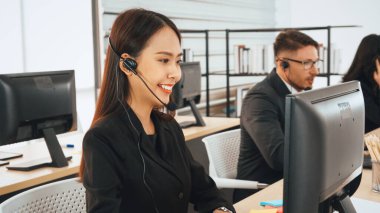 Ofiste çalışan kulaklık takan işadamları uzak müşteri ya da meslektaşlarını desteklemek için çalışıyorlar. Çağrı merkezi, tele pazarlama, müşteri destek acentesi telefon görüşmesinde hizmet sağlıyor. Jivy