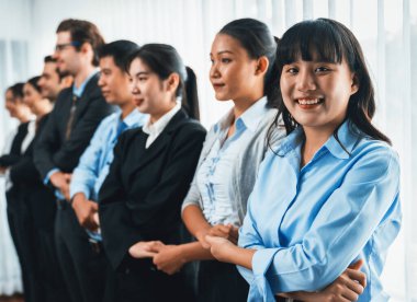 Modern çeşitlilik ve çok kültürlü şirket, iş adamları el ele verip kuyruğa giriyor, işbirliği ve işbirliği kavramına ortak bağlılık gösteriyor. Çok titiz.