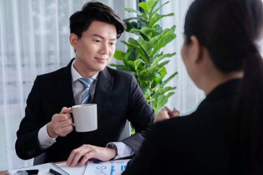 Ofisteki analist ekibi veri analizi ve pazarlama stratejisini güçlü takım çalışmasıyla yapılan toplantıda iş performansını artırmak için BI gösterge paneli ve istatistikleri kullanarak tartışıyor. Sevinçli.