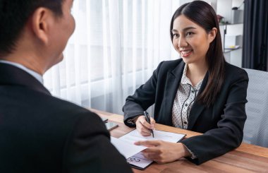 İş adamı sözleşmeyi imzalamadan önce anlaşma belgesini gözden geçirir. Ticaret anlaşmasının iş amaçlarına uygun olmasını sağlamak için dikkatle okumak. İş karar verme konsepti için profesyonellik. Sevinçli.