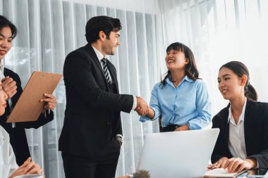 Bir grup iş adamı başarılı bir iş anlaşması toplantısı yaptıktan sonra el sıkıştı. Çeşitli yarış bürosu çalışanları şirket ofisinde pazarlama planlamasında ilerleme kaydettikten sonra kutlama yapıyorlar. Çok titiz.