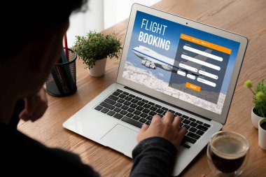 Online uçuş rezervasyon sitesi mod rezervasyon sistemi sağlar. Seyahat teknolojisi kavramı .