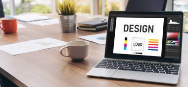 Web sayfasının modern tasarımı ve bilgisayar ekranında gösterilen ticari reklamlar için grafiksel tasarımcı yazılımı