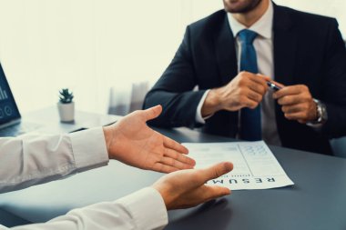 Başvuru formunu doldurmak için iş başvurusunda bulunmuş. Aday, mülakatta resmi konuşma için takım elbise giyer. Kariyer ve iş deneyimiyle ilgili sorularla dolu bir işe alım süreci. Coşkulu