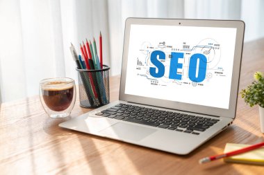 Model e-ticaret için SEO arama motoru optimizasyonu ve bilgisayar ekranında gösterilen çevrimiçi perakende işi
