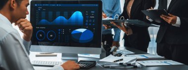 İş zekası ve veri analizi kavramı. Analizci ekibi laptop ekranında finansal veri analizi üzerinde çalışıyor. Etkili iş stratejik planlama için pazarlama göstergesi olarak. İçgörü