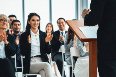 Bir grup iş adamı seminer konferansında toplanıyor. Seyirciler, çalışanların eğitim seanslarındaki eğitmenleri dinliyor. Uzman konuşmacı ile ofis çalışanları toplantısı. Jivy