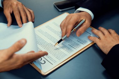 Yakın plan sözleşme imzalama belgesini kalemle imzalama, iş anlaşmasını imzayla mühürleme. İş adamları iş anlaşmasını imzalamak için sözleşmeye imza atıyorlar. Coşkulu