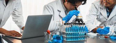 Kendini adamış bir grup bilim adamı kimyasal deneyler ve tıp laboratuarında aşı ilacı veya antibiyotiği geliştirmek için çığır açan bir araştırma yürütüyorlar. İlaç ve biyokimya laboratuvarı. Neoterik
