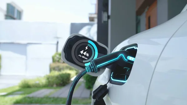 충전기가 연결되어 디지털 배터리 홀로그램을 표시하는 자동차를 재충전했습니다 스마트하고 지향적 — 스톡 사진