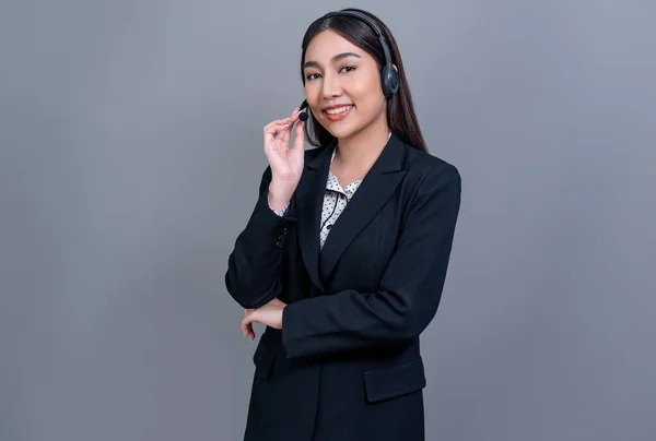 幸せな笑顔の顔を持つアジアの女性コールセンターのオペレーターは 求人募集のためのカスタマイズ可能な孤立した背景に正式なスーツとヘッドセットを着て 空のスペースで仕事の機会を宣伝します ジュビラント — ストック写真