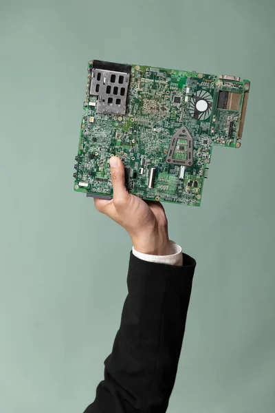 Geschäftsleute Halten Elektronische Hardware Isoliert Als Unternehmerische Umweltverantwortung Müll Recycling — Stockfoto