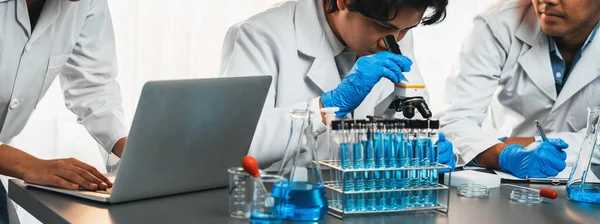 Gruppen Hängivna Forskare Utför Kemiska Experiment Och Forskning Medicinska Labb — Stockfoto