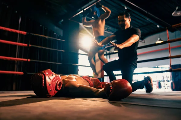 Árbitro Boxeo Intervenir Deteniendo Lucha Para Comprobar Competidor Caído Después —  Fotos de Stock
