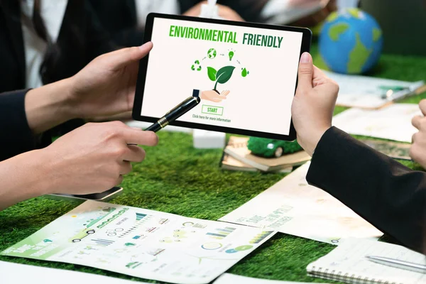 Üzletemberek Változatos Csoportja Tervezi Üzleti Marketinget Környezeti Felelősséggel Környezetbarátabb Ökológiáért — Stock Fotó