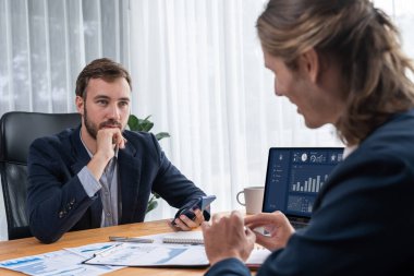 Ofisteki analist ekibi, iş performansını artırmak için bilgisayarında grafik ve çizelge olan BI gösterge panelini kullanarak çalışma alanındaki pazarlama stratejisi için finansal veri analizi yapmakla meşgul. Varlık