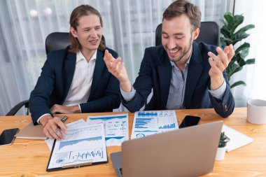 Ofisteki analist ekibi, iş performansını artırmak için grafik ve grafikli BI gösterge panelini kullanarak çalışma alanındaki pazarlama stratejisi için finansal veri analizi yapmakla meşgul. Varlık