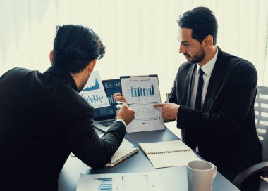 Analist ekibi, bilgisayar ekranında veri bilimi yazılımı görüntülemesi kullanarak dijital torpido gözünde finansal verileri analiz ediyor. İş zekası ve Fintech. Coşkulu