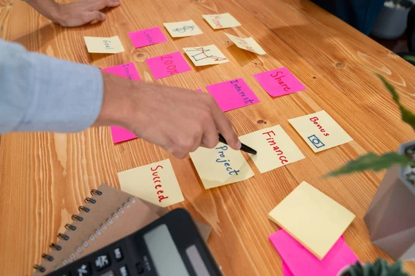 Business Team Verzamelen Tafel Brainstormen Schrijven Creatieve Idee Kleurrijke Post — Stockfoto
