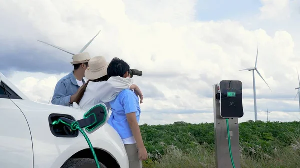 Modern Családi Utazás Természet Környezetbarát Autó Koncepcióval Akkumulátor Feltöltése Töltőállomásról — Stock Fotó