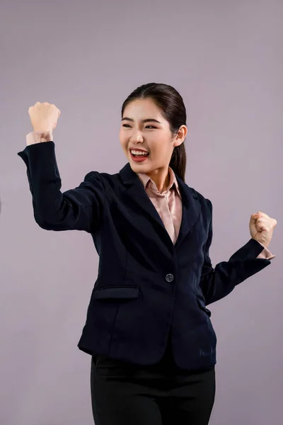 Jovem Empresária Asiática Confiante Terno Formal Fazendo Gesto Mão Para — Fotografia de Stock
