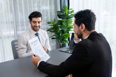 Başvuru formunu doldurmak için iş başvurusunda bulunmuş. Aday, mülakatta resmi konuşma için takım elbise giyer. Kariyer ve iş deneyimiyle ilgili sorularla dolu bir işe alım süreci. Coşkulu
