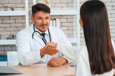 Profesyonel üniformalı doktor hastanedeki ya da klinikteki hastayı muayene ediyor. Sağlık, tıbbi ve doktor servis konsepti. Jivy