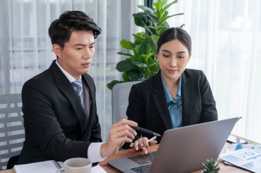 Ofisteki analist ekibi veri analizi ve pazarlama stratejisini güçlü takım çalışmasıyla yapılan toplantıda iş performansını artırmak için BI gösterge paneli ve istatistikleri kullanarak tartışıyor. Sevinçli.