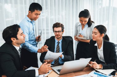 Modern ofis ortamında çalışan çeşitli etnik gruplardan çeşitli iş adamları. Üretken ve çok ırklı ofis çalışanları stratejik ticari pazarlama konusunda tartışmaya giriştiler. Çok titiz.