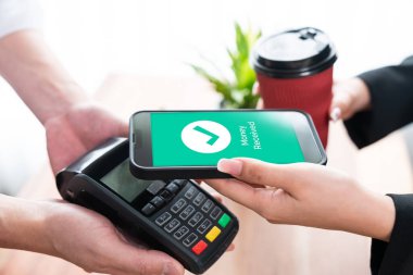 Akıllı telefon uygulamasında barkod taraması yapan kusursuz nakit ödemeler. QR kod teknolojisi, mobil bankacılık uygulaması ile modern alışveriş tarzı için hızlı ve güvenli işlemler. Sevinçli.