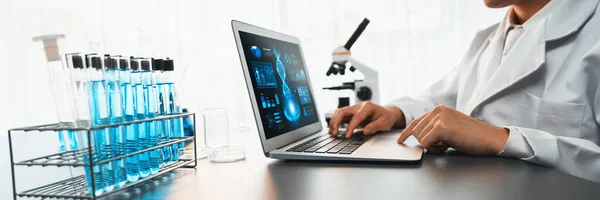 在医学实验室化学实验取得科学突破后 从事先进生物技术计算机软件研究或分析Dna数据的科学家 新时代 — 图库照片