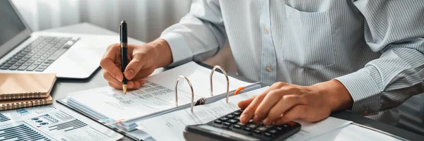 Auditor Corporativo Calculando Presupuesto Con Calculadora Escritorio Oficina Contable Profesional — Foto de Stock