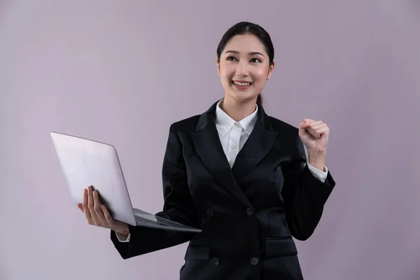自信的年轻女商人站在孤立的背景上 穿着正式的黑色西服在笔记本电脑上工作 办公室女职员或经理 外表聪明 很有激情 — 图库照片