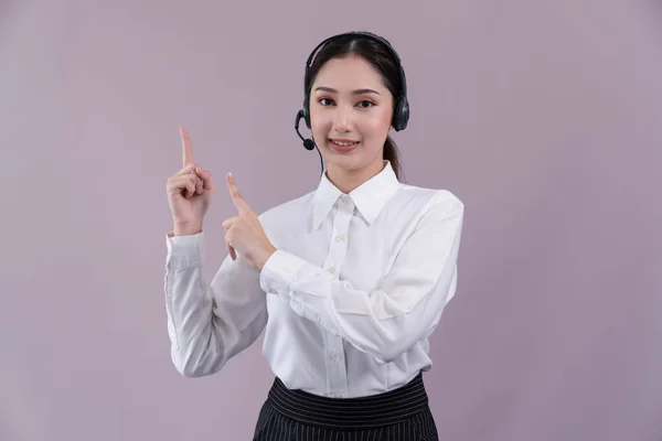 アジアの女性コールセンター運営者は笑顔で仕事の機会を宣伝し カスタマイズ可能な孤立した背景で製品のための正式なスーツとヘッドセット指差し指を着用しています 熱狂的 — ストック写真
