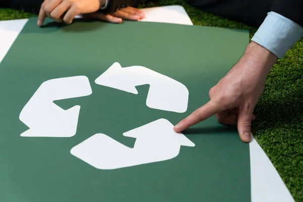 Recyklovat Ikonu Zasedacím Stole Kanceláři Podnikateli Kteří Plánují Ekologické Podnikatelské — Stock fotografie