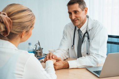 Profesyonel üniformalı doktor hastanedeki ya da klinikteki hastayı muayene ediyor. Sağlık, tıbbi ve doktor servis konsepti. Jivy