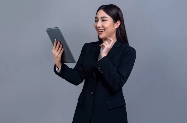 Sebevědomá Mladá Asijská Podnikatelka Pózující Tabletem Izolovaném Pozadí Kancelářská Dáma — Stock fotografie