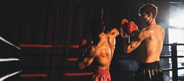 Asiatische Und Kaukasische Muay Thai Boxer Entfesseln Ellbogenattacken Heftigen Boxtrainings — Stockfoto