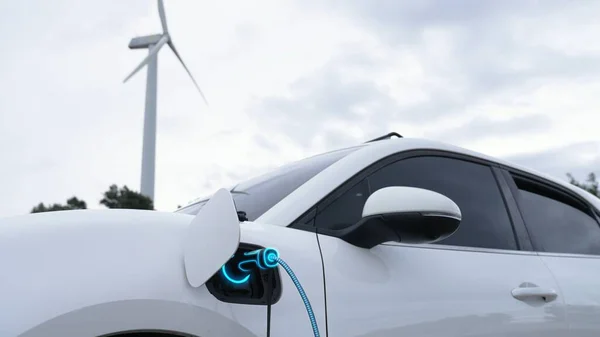 Elektrikli Araba Rüzgar Türbini Çiftliğinde Çalışan Akıllı Şarj Cihazıyla Şarj — Stok fotoğraf