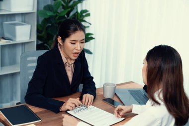 İş anlaşması toplantısı, genç iş kadınları sözleşmenin şartlarını ve şartlarını dikkatle gözden geçiriyorlar. Şirket avukatı sözleşme anlaşmasında danışmanlık yapar. Coşkulu.