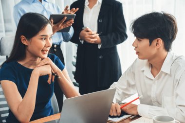 Çok ırklı analist ekibi toplantı masasındaki mali raporu analiz etmek için BI gösterge tablosunu kullanıyor. Çeşitli iş adamlarından oluşan bir grup, FIntech 'in veri analizini başarılı iş pazarlaması için kullanır. Uyum