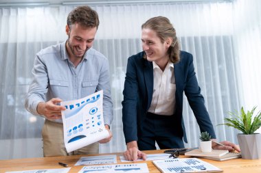 Çalışma alanındaki pazarlama stratejisi için finansal veri analizini, performans ve risk yönetimini optimize etmek için grafik ve grafik içeren BI gösterge paneli formatını analiz eden analist ekibi. Varlık