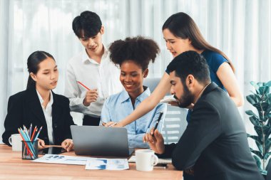 Çok ırklı analist ekibi toplantı masasındaki mali raporu analiz etmek için BI gösterge tablosunu kullanıyor. Çeşitli iş adamlarından oluşan bir grup, FIntech 'in veri analizini başarılı iş pazarlaması için kullanır. Uyum