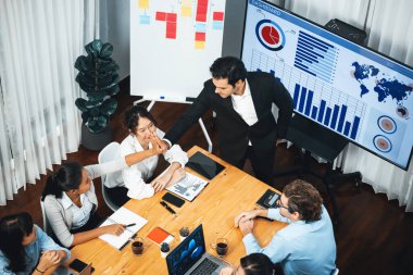 Toplantı masasındaki finansal veri raporlarını analiz eden çeşitli iş analist gruplarının geniş görüşü. İş zekası analizine göre çizelge ve grafik paneli. Çok titiz.