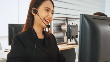 Ofiste çalışan kulaklık takan işadamları uzak müşteri ya da meslektaşlarını desteklemek için çalışıyorlar. Çağrı merkezi, tele pazarlama, müşteri destek acentesi telefon görüşmesinde hizmet sağlıyor. Jivy
