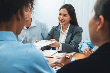 Çok ırklı analist ekibi toplantı masasındaki mali raporu analiz etmek için BI gösterge tablosunu kullanıyor. Çeşitli iş adamlarından oluşan bir grup, iş pazarlama kararı için FIntech 'in veri analizini kullanır. Uyum