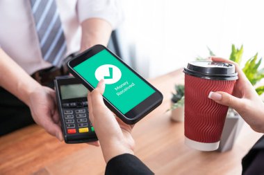 Akıllı telefon uygulamasında barkod taraması yapan kusursuz nakit ödemeler. QR kod teknolojisi, mobil bankacılık uygulaması ile modern alışveriş tarzı için hızlı ve güvenli işlemler. Sevinçli.