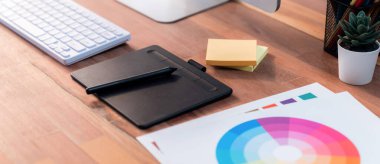 Grafik tasarımcı çalışma alanı renk paleti ve dijital sanat için dizüstü bilgisayar ekranı, dijital çizim için de tablet kalem. Serbest çalışma alanı için yaratıcı stüdyo. Panorama çekimi. İnceleyin