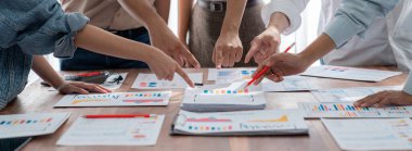 Analist ekibi, FBI Fintech 'i kullanarak mali konsolu inceliyor ve işaret ediyor. İş adamları iş görüşü için raporları inceliyor. Panorama çekimi. İnceleyin