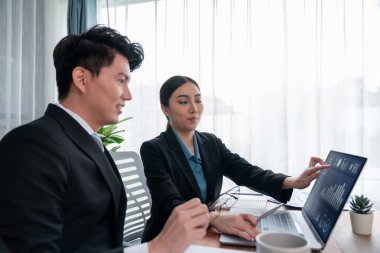 Ofisteki analist ekibi veri analizi ve pazarlama stratejisini güçlü takım çalışmasıyla yapılan toplantıda iş performansını artırmak için BI gösterge paneli ve istatistikleri kullanarak tartışıyor. Sevinçli.